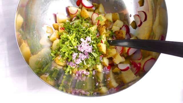 The perfect cold salad for your next barbecue party: a creamy summer potato salad with fresh radishes in a ricotta dressing!