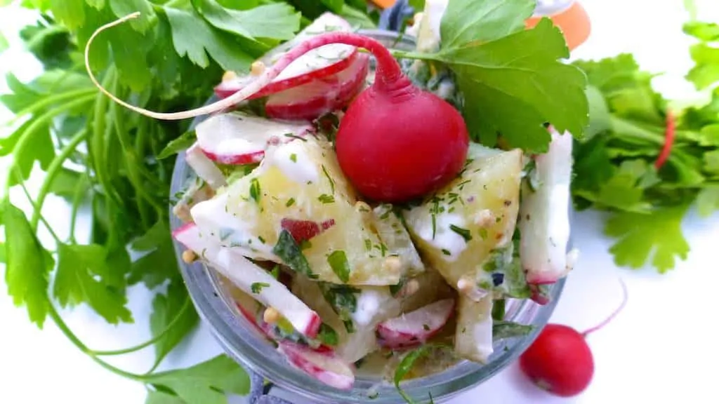 The perfect cold salad for your next barbecue party: a creamy summer potato salad with fresh radishes in a ricotta dressing!