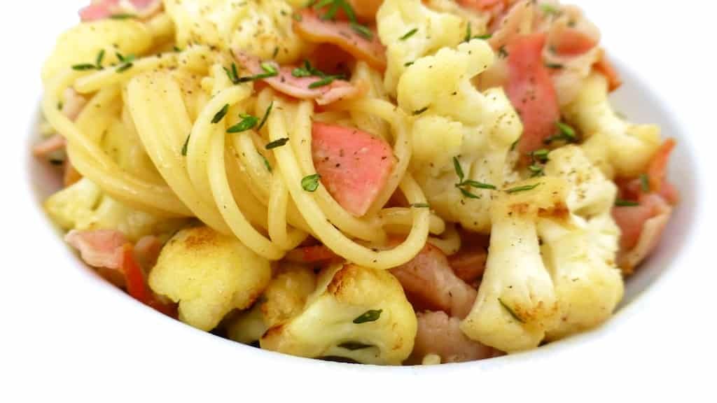 Yummy tummy, creamy bacon and cauliflower spaghetti is on the menu tonight! Trick here? Stir fry the cauliflower florets until golden brown!
