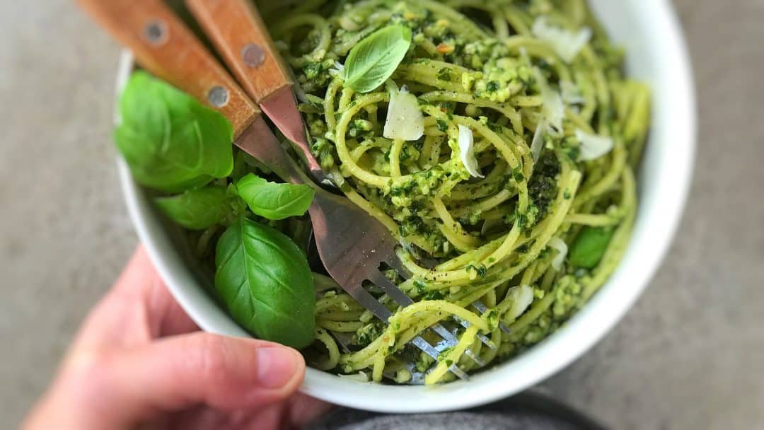 Classic pesto pasta recipe with fresh basil, pine nuts and parmesan cheese... Ready in 20 minutes so one of my best last minute dinner ideas!