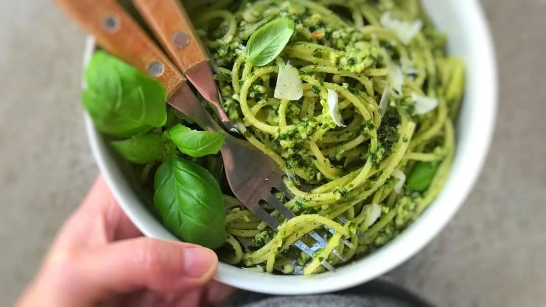 Classic pesto pasta recipe with fresh basil, pine nuts and parmesan cheese... Ready in 20 minutes so one of my best last minute dinner ideas!