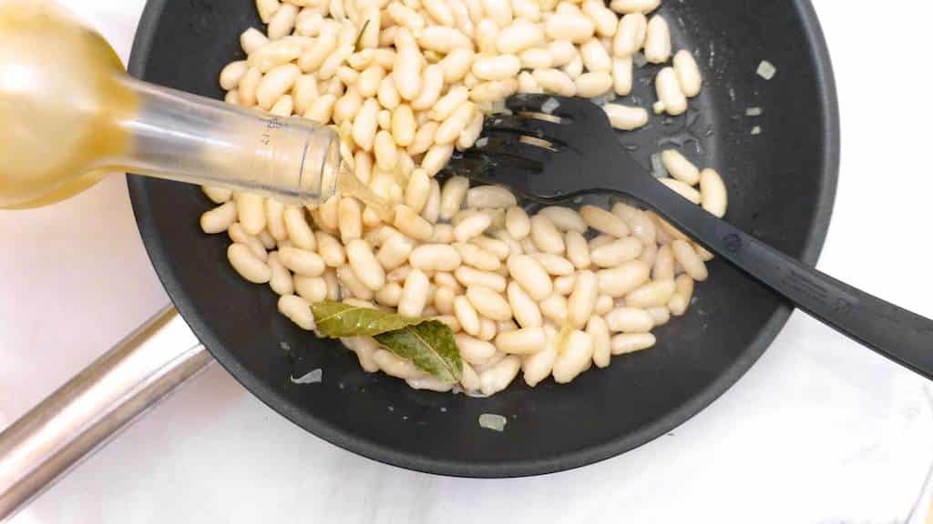Do you love fresh clams? Then you will absolutely adore these beans and clams with white wine... A surprising and delicious combo!