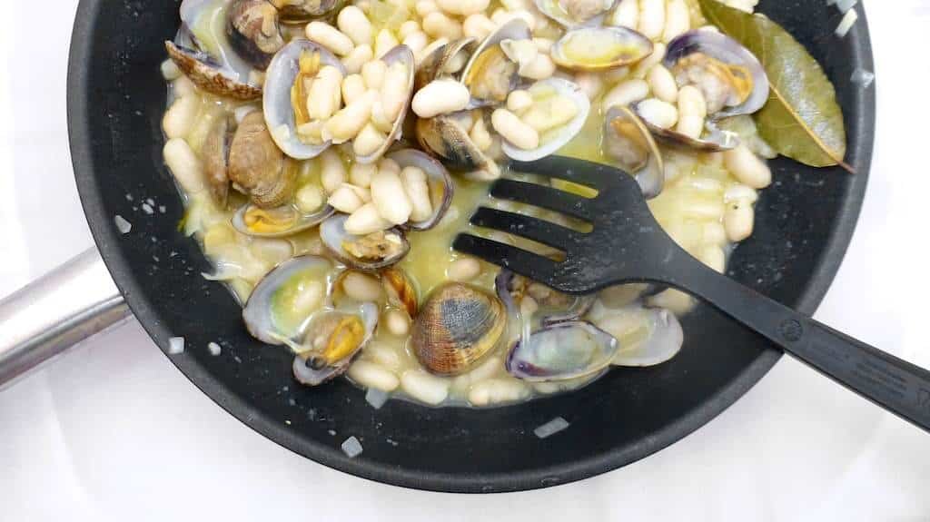 Do you love fresh clams? Then you will absolutely adore these beans and clams with white wine... A surprising and delicious combo!