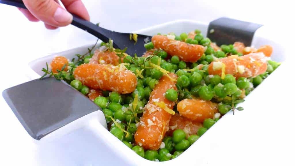 Are you looking for a quick vegetable side dish? Then how about my lemon parmesan carrots and peas? This dish is ready in 15 minutes!