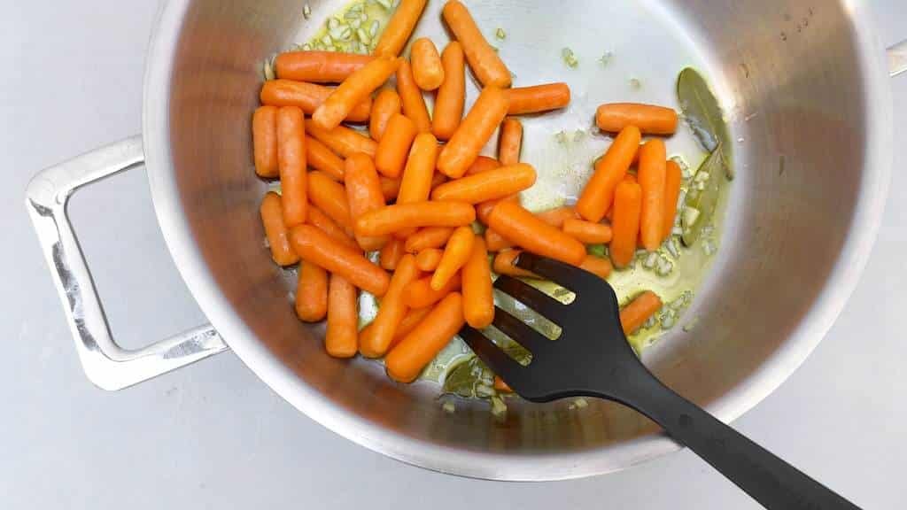 Are you looking for a quick vegetable side dish? Then how about my lemon parmesan carrots and peas? This dish is ready in 15 minutes!