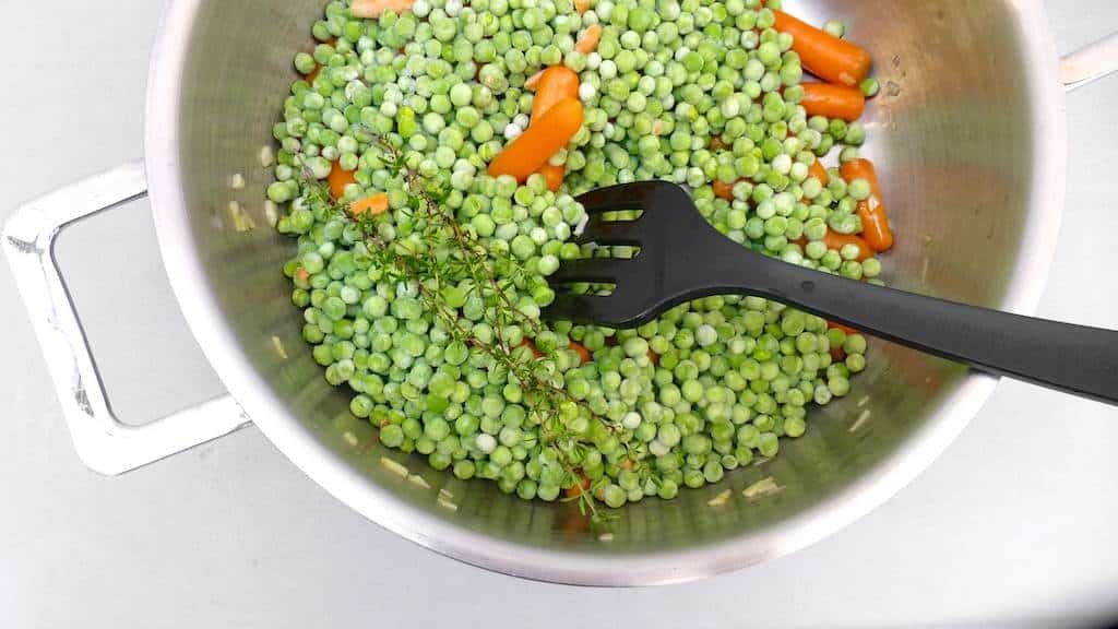 Are you looking for a quick vegetable side dish? Then how about my lemon parmesan carrots and peas? This dish is ready in 15 minutes!