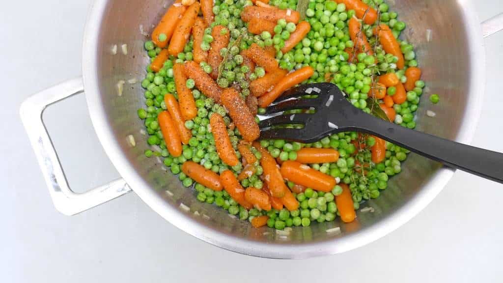 Are you looking for a quick vegetable side dish? Then how about my lemon parmesan carrots and peas? This dish is ready in 15 minutes!