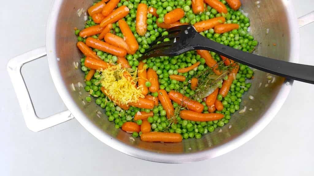Are you looking for a quick vegetable side dish? Then how about my lemon parmesan carrots and peas? This dish is ready in 15 minutes!