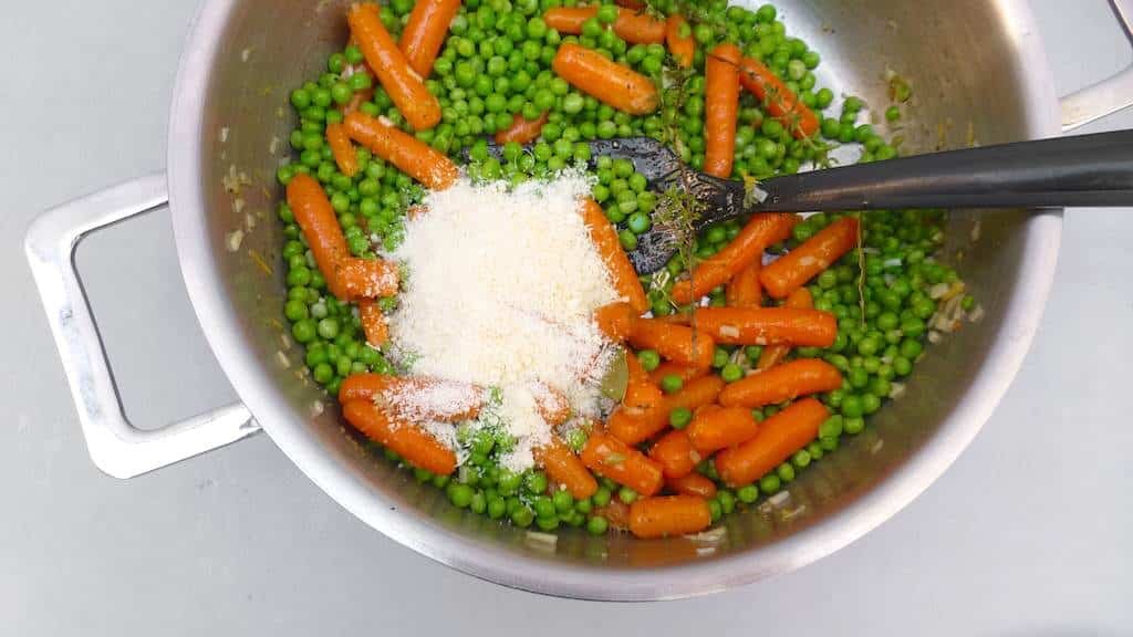 Are you looking for a quick vegetable side dish? Then how about my lemon parmesan carrots and peas? This dish is ready in 15 minutes!