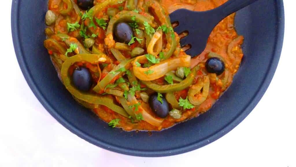 My colorful piperrada vasca, a traditional Basque green bell pepper vegetable stew to serve with fried eggs or baked fish!