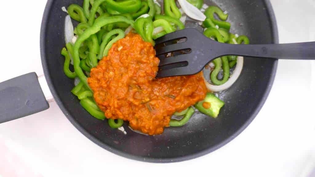 My colorful piperrada vasca, a traditional Basque green bell pepper vegetable stew to serve with fried eggs or baked fish!