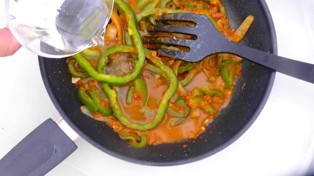 My colorful piperrada vasca, a traditional Basque green bell pepper vegetable stew to serve with fried eggs or baked fish!