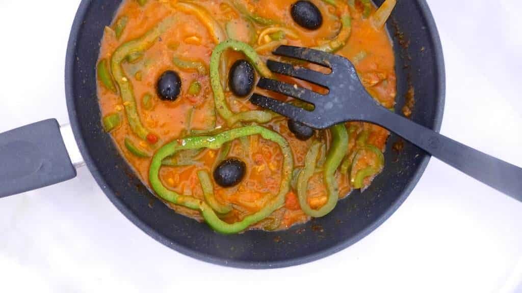 My colorful piperrada vasca, a traditional Basque green bell pepper vegetable stew to serve with fried eggs or baked fish!