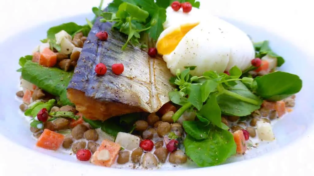 Easy Smoked Mackerel And Lentils Smoked mackerel and lentils with fresh watercress, a sour cream sauce and a freshly poached egg on top... Absolutely delicious!