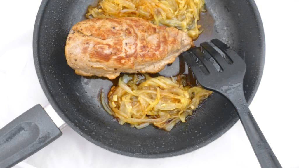 A Spanish delight: juicy pork tenderloin with caramelized onions, or solomillo encebollado! Cebolla in Spanish means onion so encebollado means with onions.