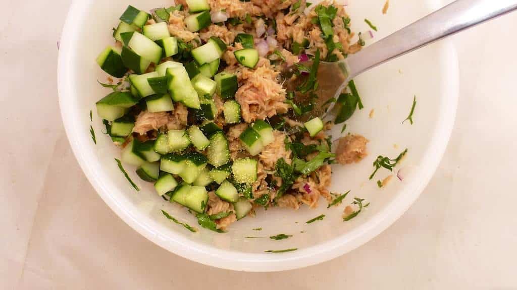 What a lovely summer lunch idea we got here: this tuna stuffed avocado with cilantro, cucumber and tomatoes! Easy to prepare...