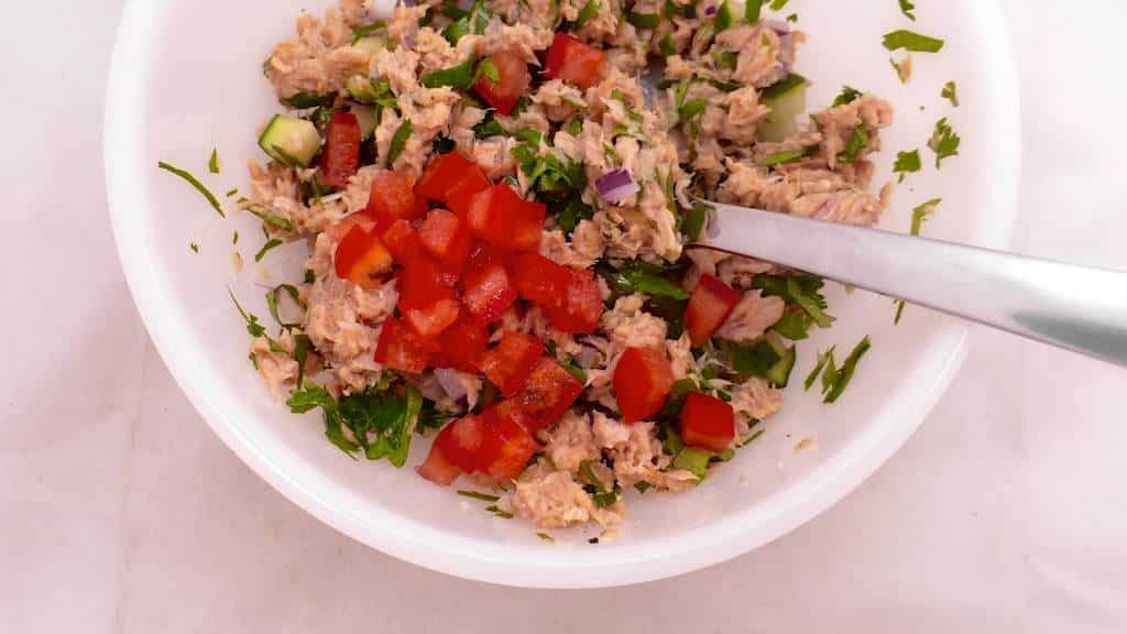 What a lovely summer lunch idea we got here: this tuna stuffed avocado with cilantro, cucumber and tomatoes! Easy to prepare...