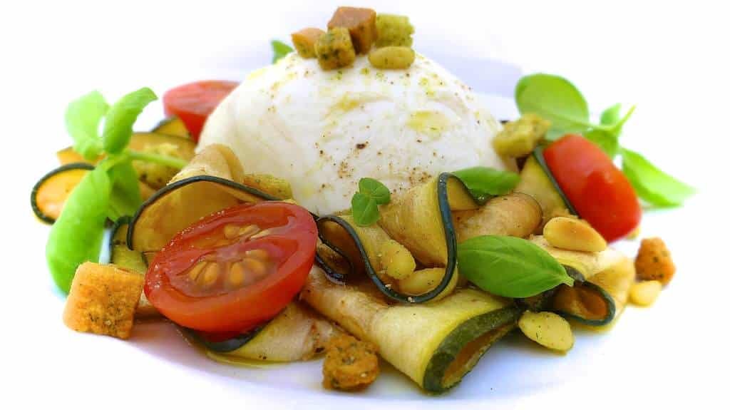 Mozzarella di bufala, cherry tomatoes and marinated zucchini with pine nuts, fresh basil and herbed croutons: a tasty zucchini tomato mozzarella salad!