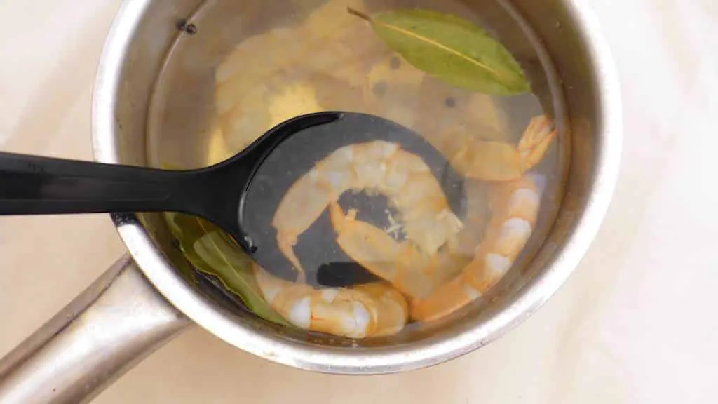 Shrimp in a fresh tomato vinaigrette: these camarones a la vinagreta are a great summer lunch or tapa! Vinegar and tomatoes: lovely flavor combination...