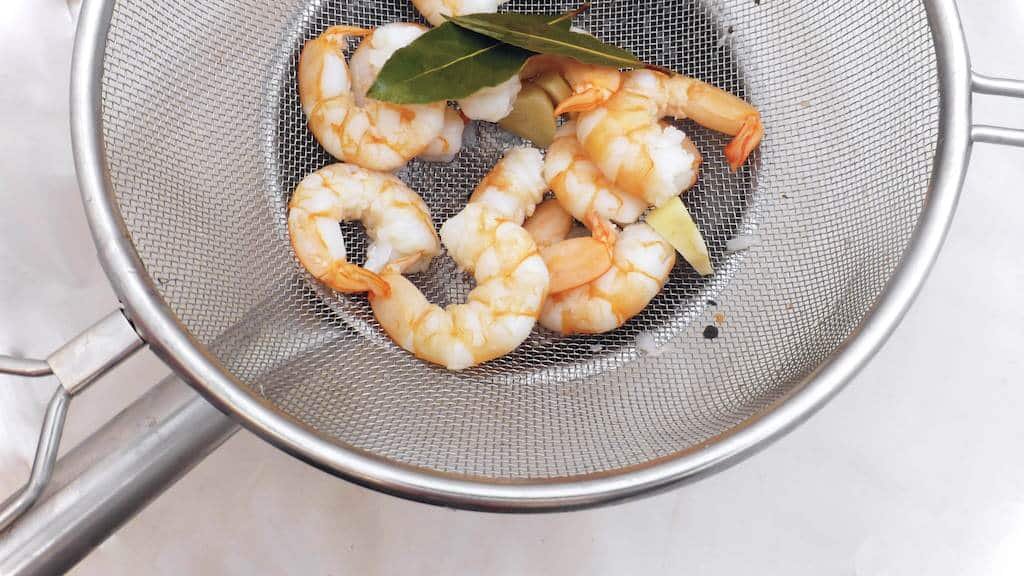 Shrimp in a fresh tomato vinaigrette: these camarones a la vinagreta are a great summer lunch or tapa! Vinegar and tomatoes: lovely flavor combination...