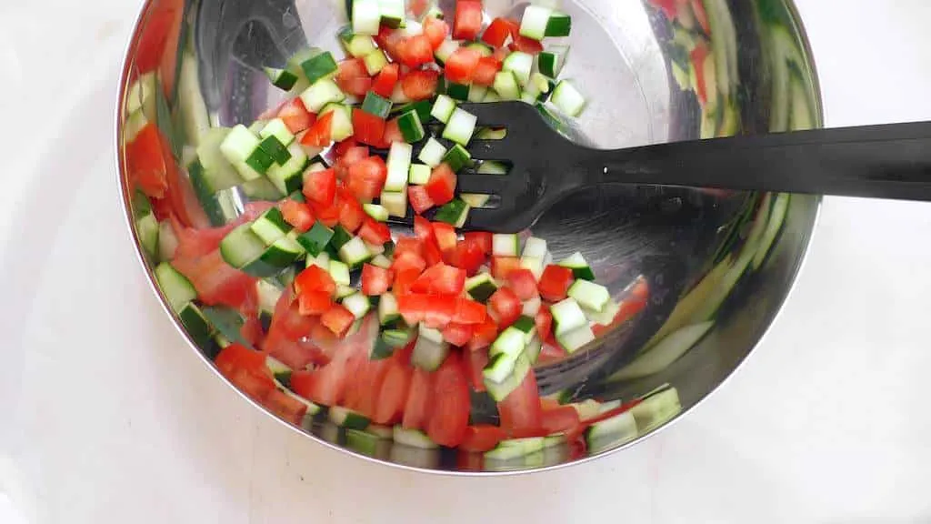 Shrimp in a fresh tomato vinaigrette: these camarones a la vinagreta are a great summer lunch or tapa! Vinegar and tomatoes: lovely flavor combination...