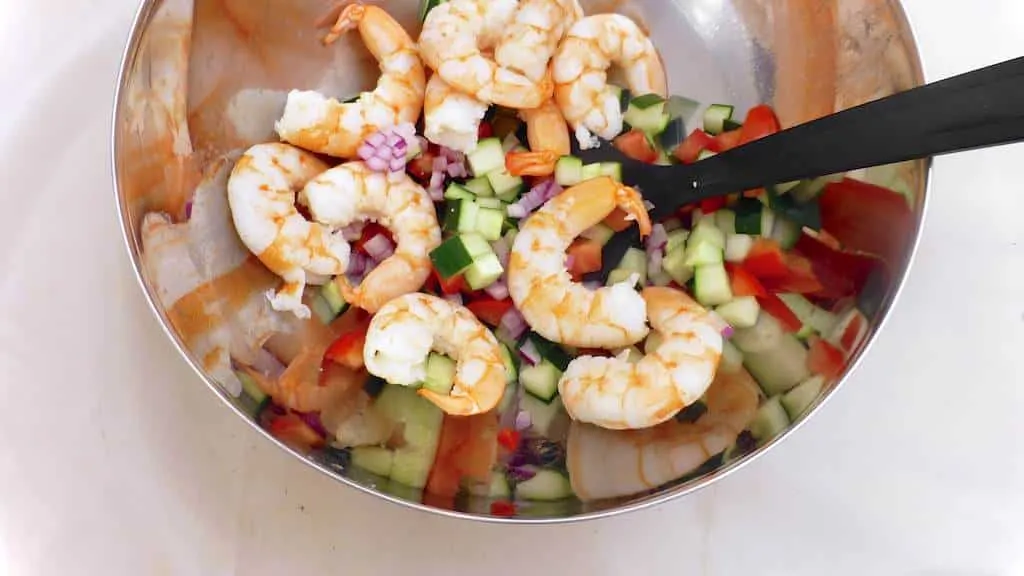 Shrimp in a fresh tomato vinaigrette: these camarones a la vinagreta are a great summer lunch or tapa! Vinegar and tomatoes: lovely flavor combination...