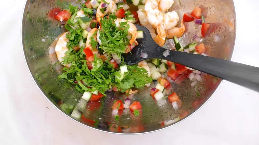 Shrimp in a fresh tomato vinaigrette: these camarones a la vinagreta are a great summer lunch or tapa! Vinegar and tomatoes: lovely flavor combination...