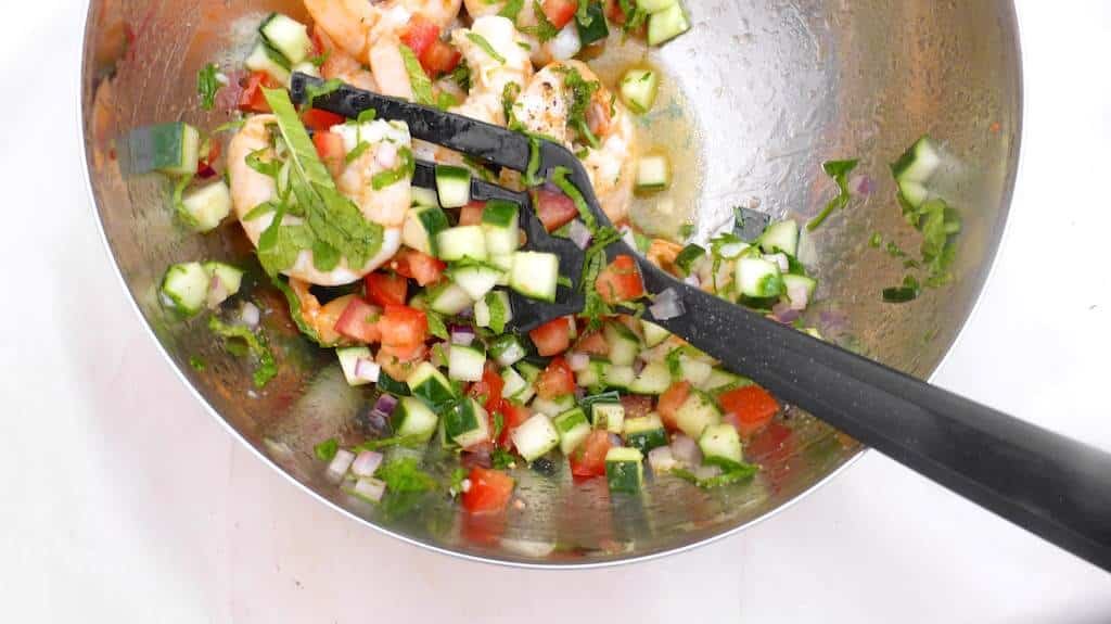 Shrimp in a fresh tomato vinaigrette: these camarones a la vinagreta are a great summer lunch or tapa! Vinegar and tomatoes: lovely flavor combination...