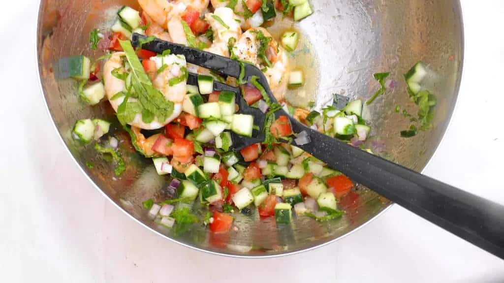 Shrimp in a fresh tomato vinaigrette: these camarones a la vinagreta are a great summer lunch or tapa! Vinegar and tomatoes: lovely flavor combination...