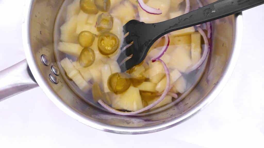 Got leftover pineapple? Make this spicy pickled pineapple with jalapeño and cilantro! Lovely in combination with cold cuts, cheese or roast dinners.