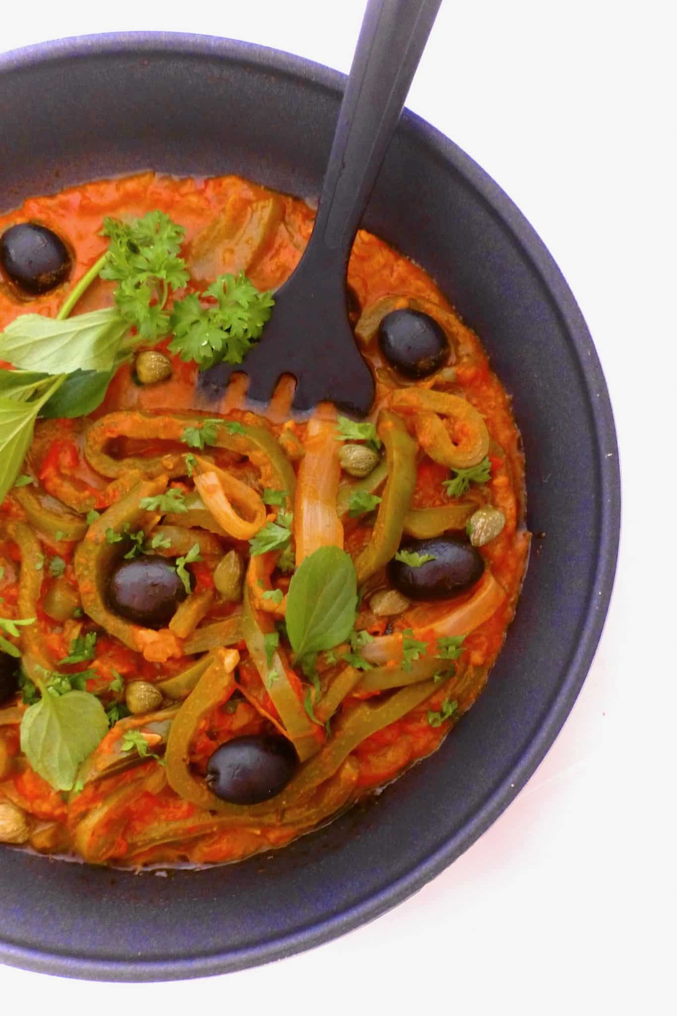 My colorful piperrada vasca, a traditional Basque green bell pepper vegetable stew to serve with fried eggs or baked fish!