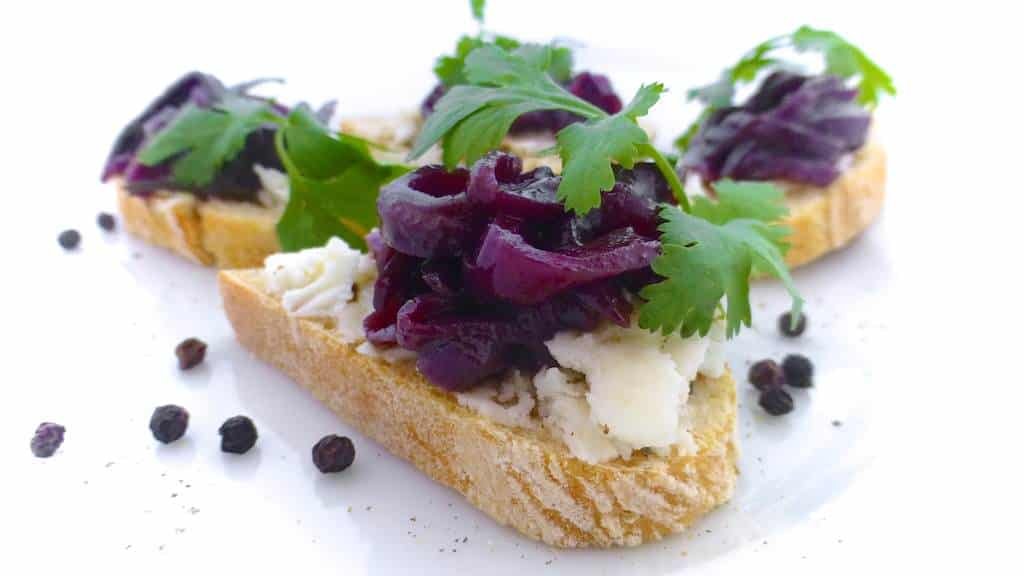 This sweet red onion confit with red wine tastes great with goat cheese and in combination with foie gras or smoked duck!