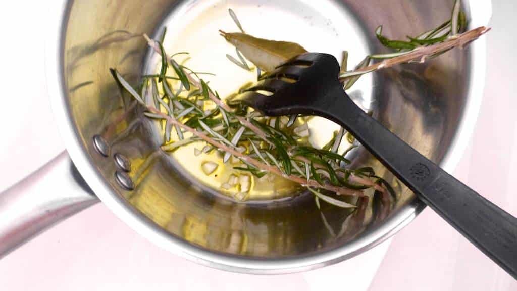 This sweet red onion confit with red wine tastes great with goat cheese and in combination with foie gras or smoked duck!
