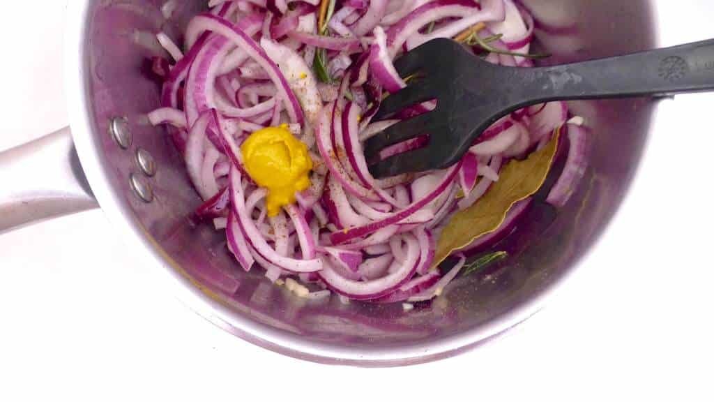 This sweet red onion confit with red wine tastes great with goat cheese and in combination with foie gras or smoked duck!
