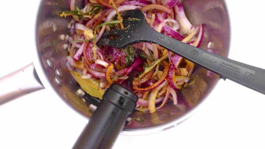 This sweet red onion confit with red wine tastes great with goat cheese and in combination with foie gras or smoked duck!