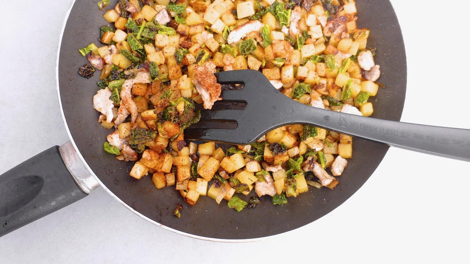 My baked potato hash with bacon, green cabbage and sour cream... This sounds like a pretty breakfast lunch, right? I love it!