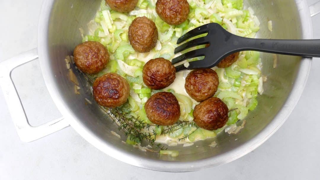 Lovely meatballs in a creamy celery sauce, a Belgian treat! And a great alternative for the classic meatballs in tomato sauce...