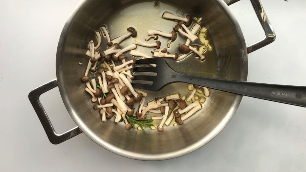 Here's another great dinner with leftovers! Let's make a creamy mushroom spaghetti with a bunch of garlic and ricotta sauce!
