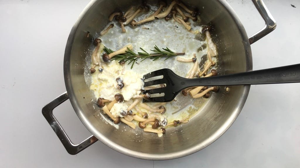 Here's another great dinner with leftovers! Let's make a creamy mushroom spaghetti with a bunch of garlic and ricotta sauce!