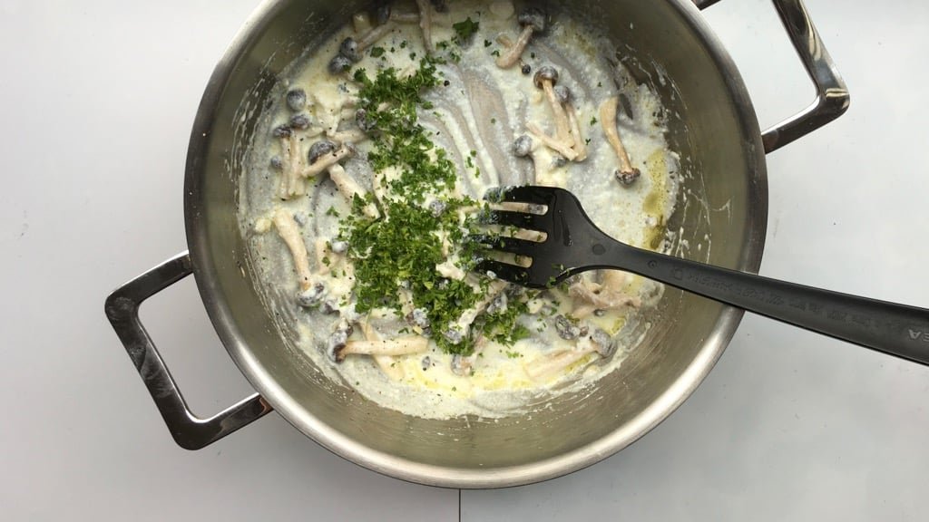 Here's another great dinner with leftovers! Let's make a creamy mushroom spaghetti with a bunch of garlic and ricotta sauce!