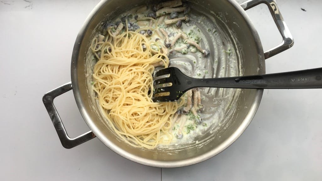 Here's another great dinner with leftovers! Let's make a creamy mushroom spaghetti with a bunch of garlic and ricotta sauce!