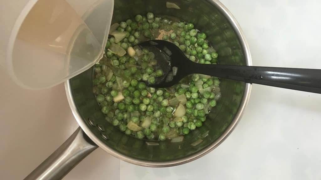 Sweet green peas, creamy avocado, fresh mint and crumbled crispy salty bacon... the flavors in this creamy chilled pea soup just rock!