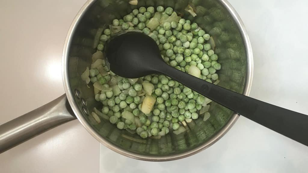 Sweet green peas, creamy avocado, fresh mint and crumbled crispy salty bacon... the flavors in this creamy chilled pea soup just rock!