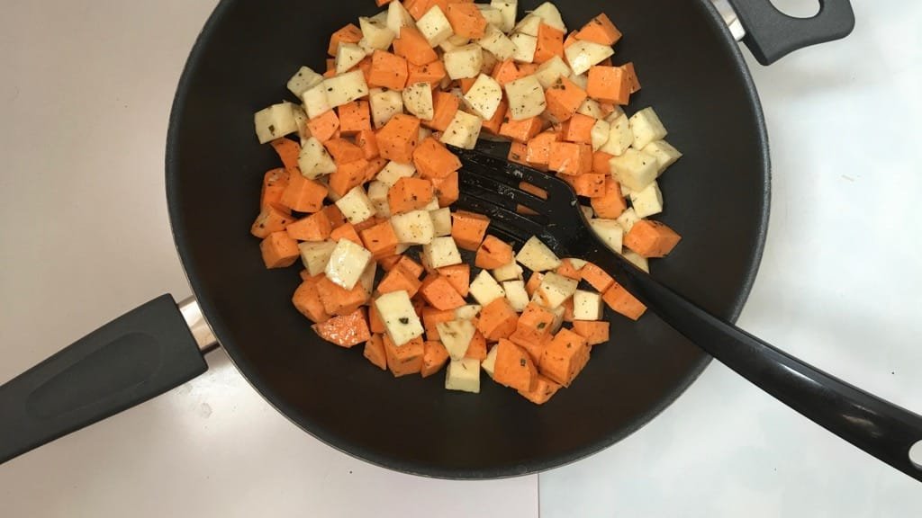 Feta and sweet potato casserole with olive oil and dried thyme... color and flavor overdose! And what a healthy lunch idea!