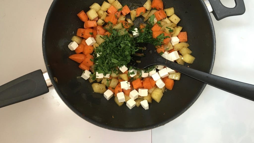 Feta and sweet potato casserole with olive oil and dried thyme... color and flavor overdose! And what a healthy lunch idea!
