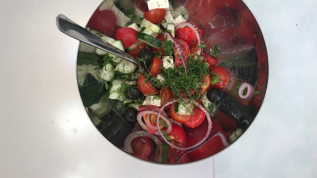 This is the classic among the classics: this traditional crunchy fresh Greek salad recipe is a must on every mediterranean table!