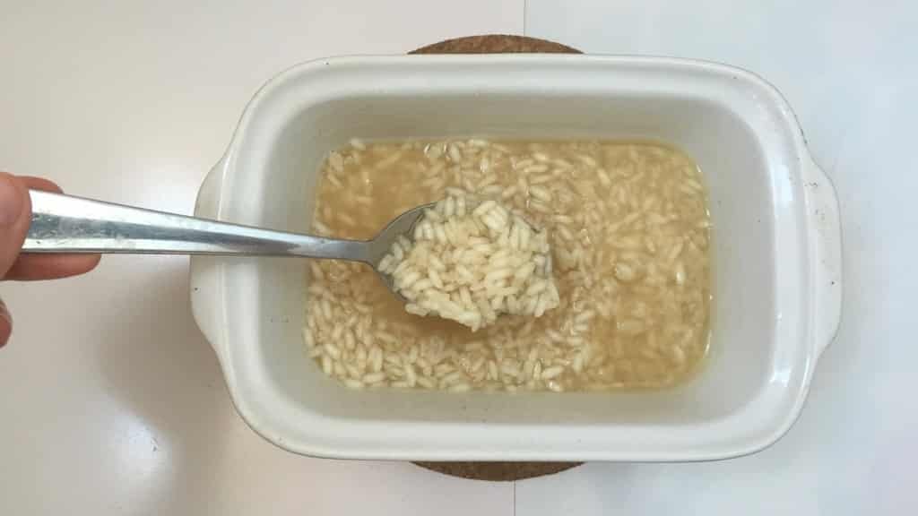 No time to cook? Make a healthy microwave mushroom soup dinner! All you need is rice, vegetable stock, 4 mushrooms, grated cheese and cream...