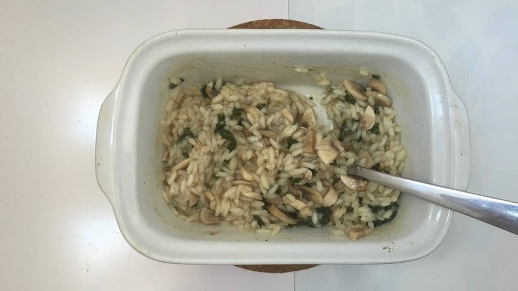 No time to cook? Make a healthy microwave mushroom soup dinner! All you need is rice, vegetable stock, 4 mushrooms, grated cheese and cream...