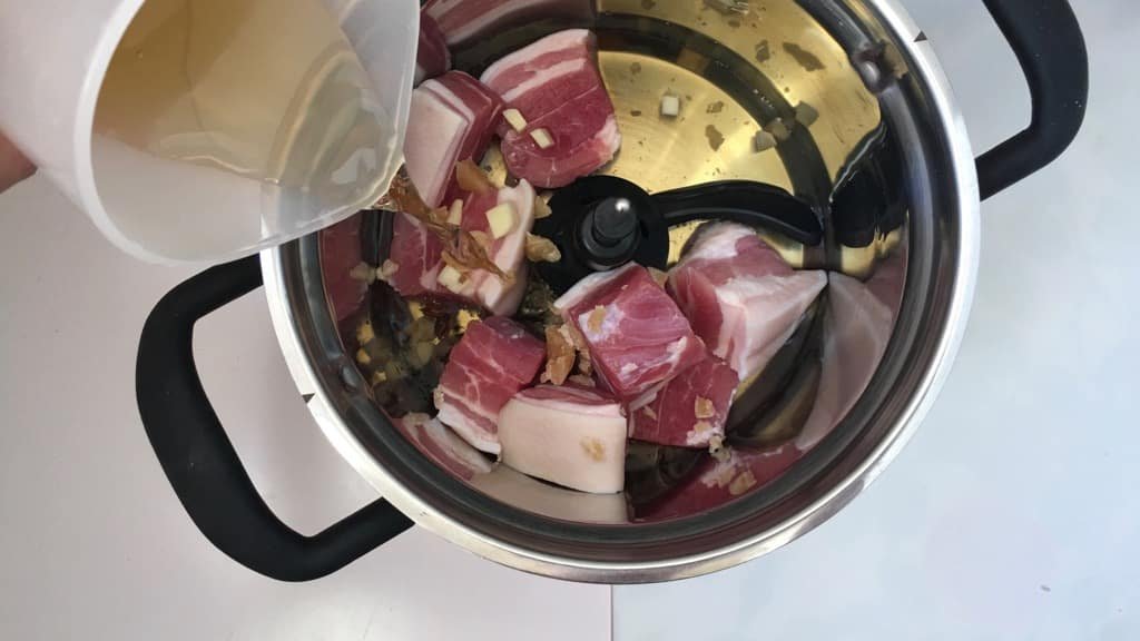 Smooth belly in a powerful spiced soy sauce and Chinese wine sauce: this pork belly stew will blow you right off your socks!