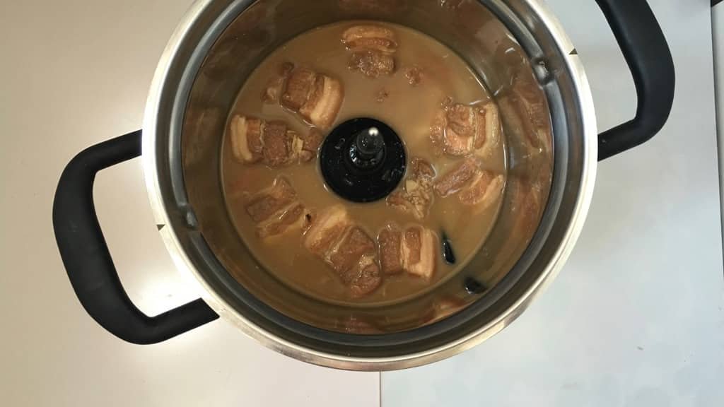 Smooth belly in a powerful spiced soy sauce and Chinese wine sauce: this pork belly stew will blow you right off your socks!